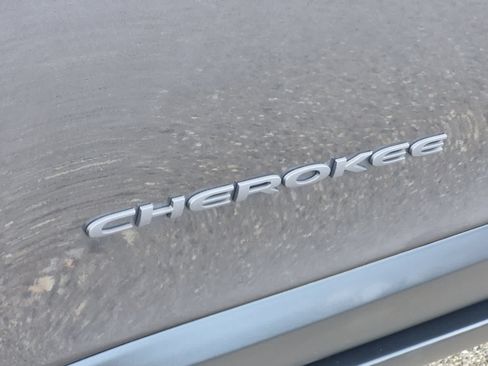 Used 2017 Jeep Cherokee Trailhawk AWD/4WD image 13