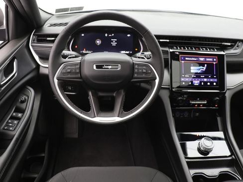 Used 2025 Jeep Grand Cherokee L Laredo image 12