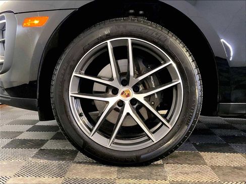 Certified 2023 Porsche Macan image 11