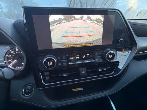 Used 2023 Toyota Highlander XLE FWD image 9