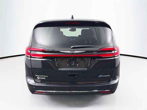 Used 2023 Chrysler Pacifica Limited FWD image 6