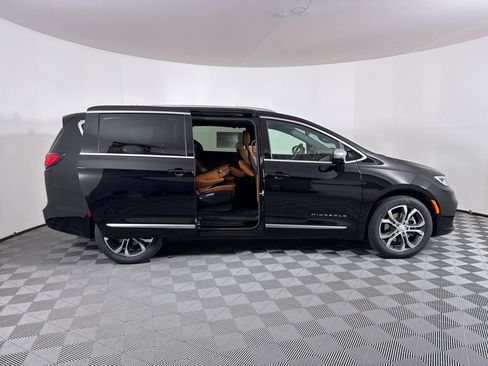New 2026 Chrysler Pacifica Pinnacle image 4