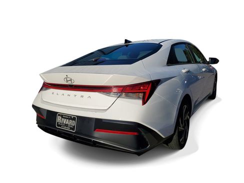 Used 2025 Hyundai Elantra SEL FWD image 4
