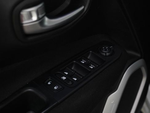 Used 2018 Jeep Renegade Latitude w/ Cold Weather Group AWD/4WD image 21