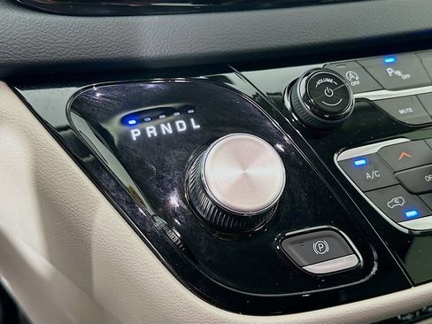 Certified 2023 Chrysler Pacifica Touring-L FWD image 25
