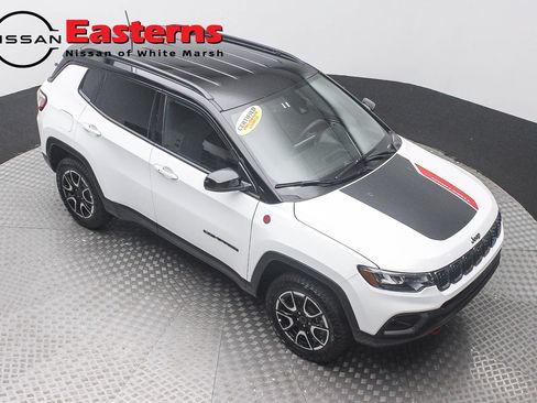 Used 2025 Jeep Compass Trailhawk w/ Trailer Tow Group AWD/4WD image 3