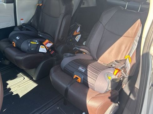 Used 2021 Toyota Sienna Platinum image 11