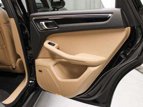 Certified 2025 Porsche Macan image 26