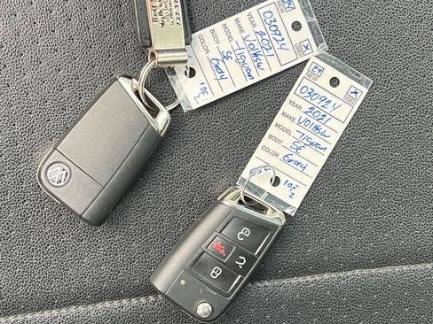 Used 2021 Volkswagen Tiguan SE w/ Panoramic Sunroof Package image 51