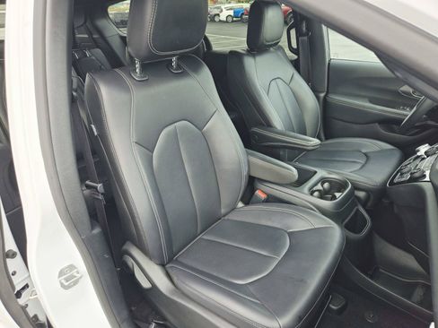 Used 2026 Chrysler Pacifica Select FWD image 18