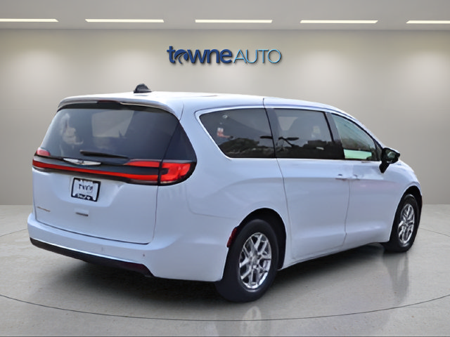 Used 2025 Chrysler Pacifica Select FWD image 8
