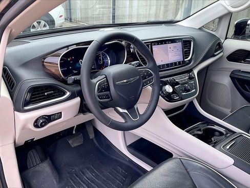 Used 2023 Chrysler Pacifica Limited image 14