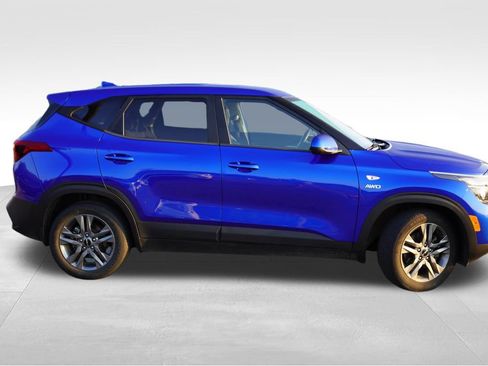 Used 2023 Kia Seltos LX AWD/4WD image 2