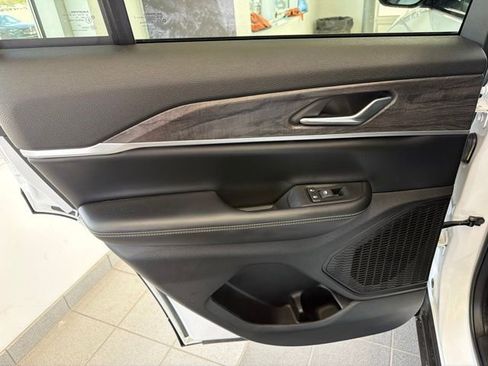 Used 2024 Jeep Grand Cherokee Limited w/ Black Appearance Package AWD/4WD image 17