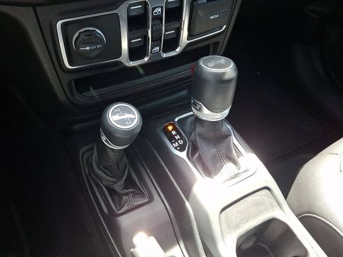 Used 2021 Jeep Wrangler Unlimited Sahara AWD/4WD image 16