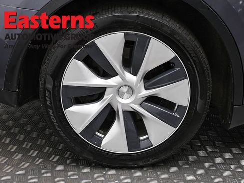 Used 2021 Tesla Model Y Long Range AWD/4WD image 24