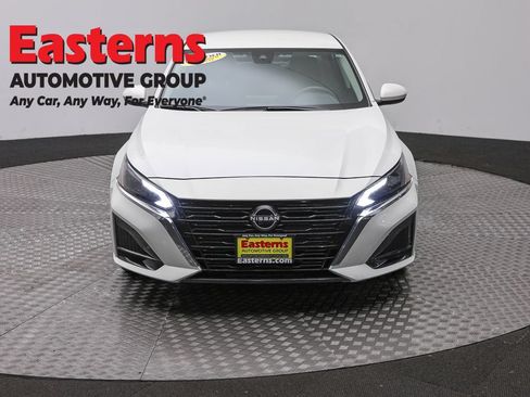 Used 2023 Nissan Altima 2.5 SV FWD image 2