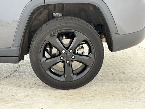 Used 2023 Jeep Grand Cherokee Altitude AWD/4WD image 12