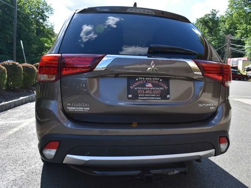 Used 2017 Mitsubishi Outlander SE AWD/4WD image 54