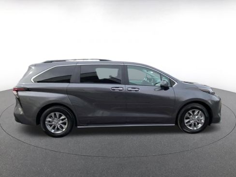 Used 2025 Toyota Sienna XLE image 16