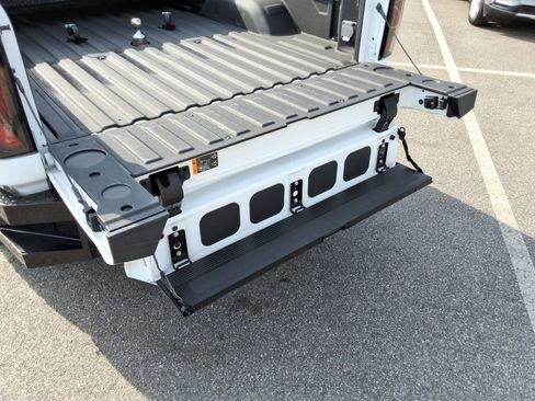 Used 2024 GMC Sierra 2500 AT4 w/ AT4 Preferred Package image 17