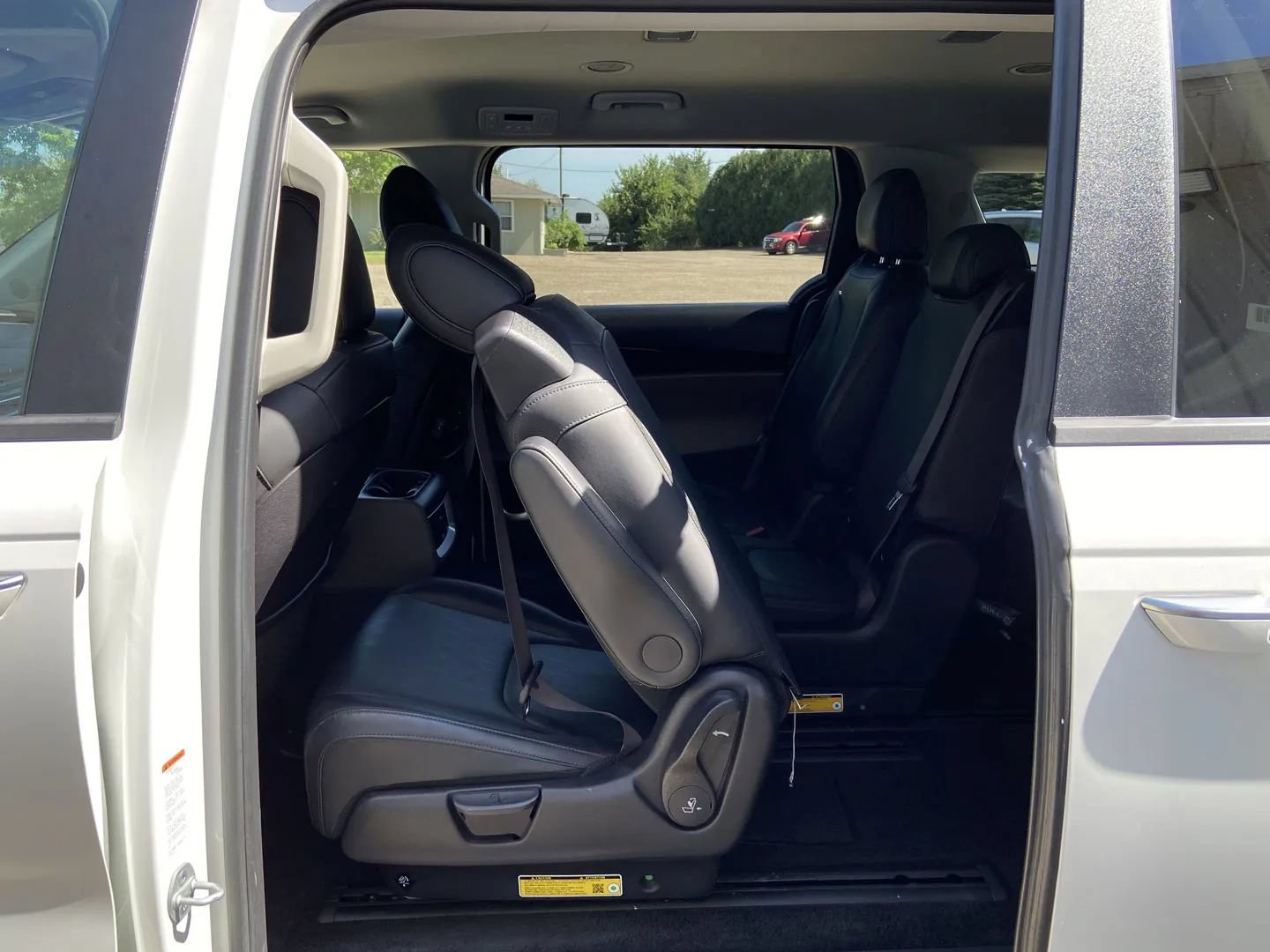 Used 2025 Kia Carnival FWD image 26