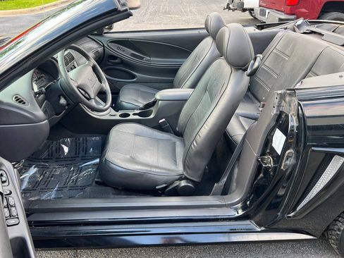 Used 2004 Ford Mustang Convertible RWD image 17