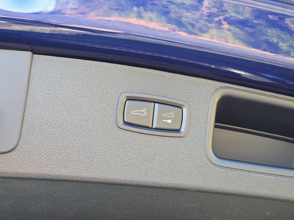 Certified 2024 Porsche Macan AWD/4WD image 16