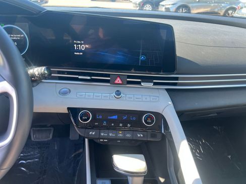 Used 2025 Hyundai Elantra Limited image 21