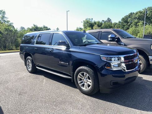 Used 2017 Chevrolet Suburban LT image 2