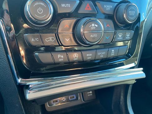 Used 2022 Jeep Grand Cherokee Limited image 21