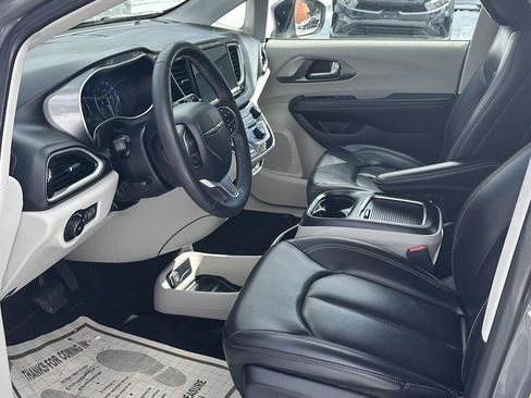 Used 2023 Chrysler Pacifica Touring-L image 9