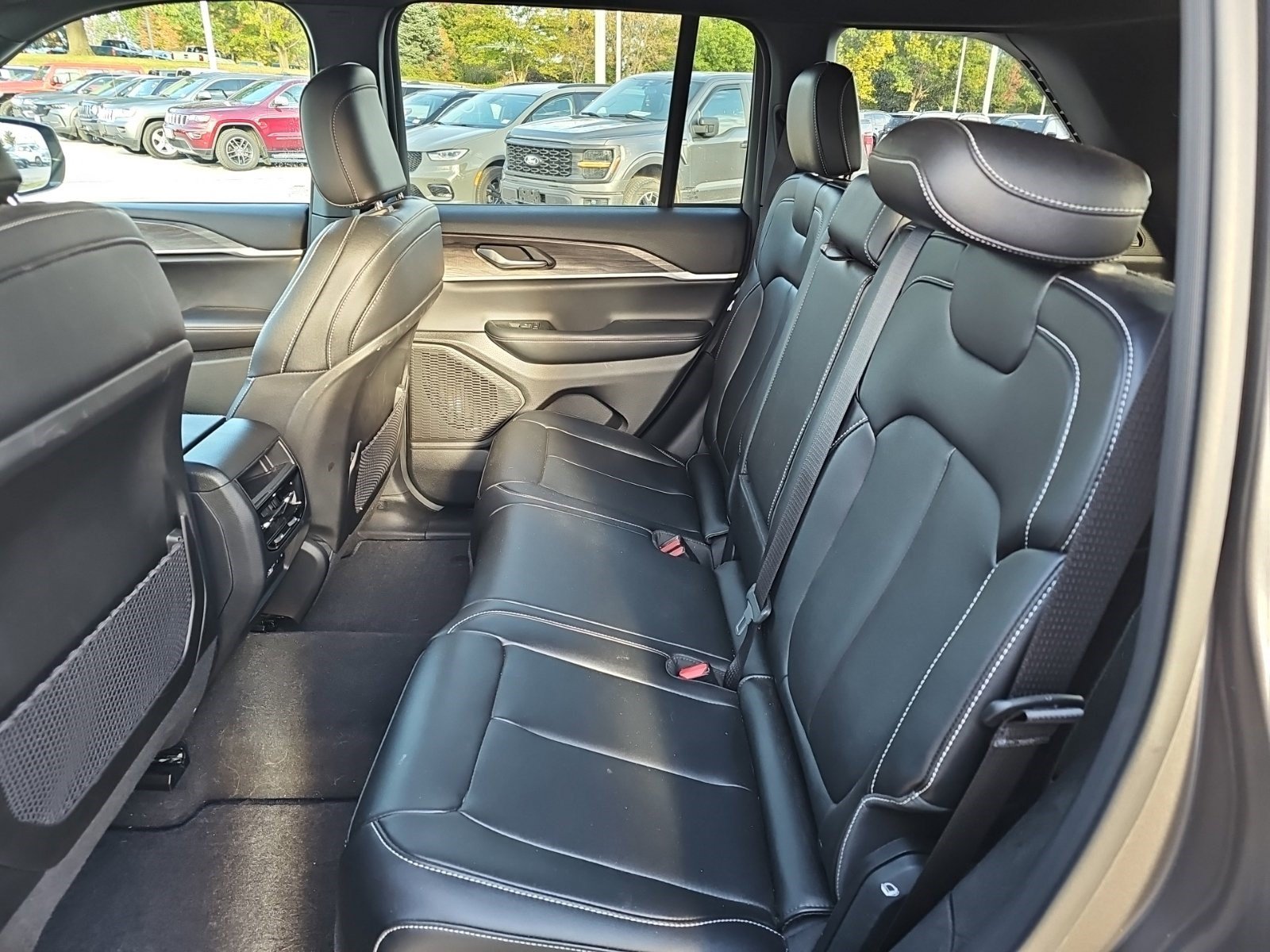 Used 2024 Jeep Grand Cherokee Limited w/ Black Appearance Package AWD/4WD image 16