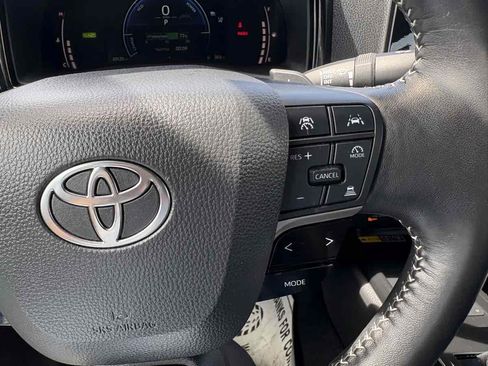 Used 2025 Toyota Camry SE FWD image 24