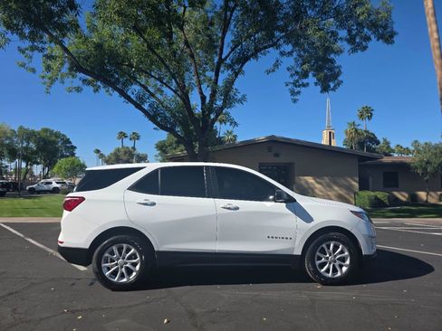 Used 2020 Chevrolet Equinox LS w/ LS Convenience Package image 3