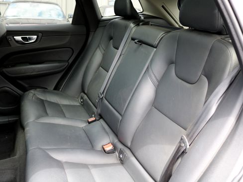 Used 2022 Volvo XC60 B5 Momentum image 20