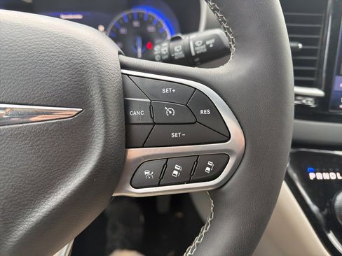 Used 2024 Chrysler Pacifica Touring-L image 15