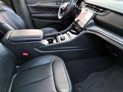 Used 2024 Jeep Grand Cherokee Limited w/ Luxury Tech Group II image 8