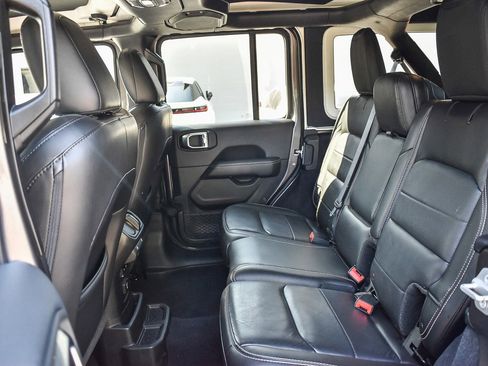 Used 2018 Jeep Wrangler Unlimited Sahara image 16