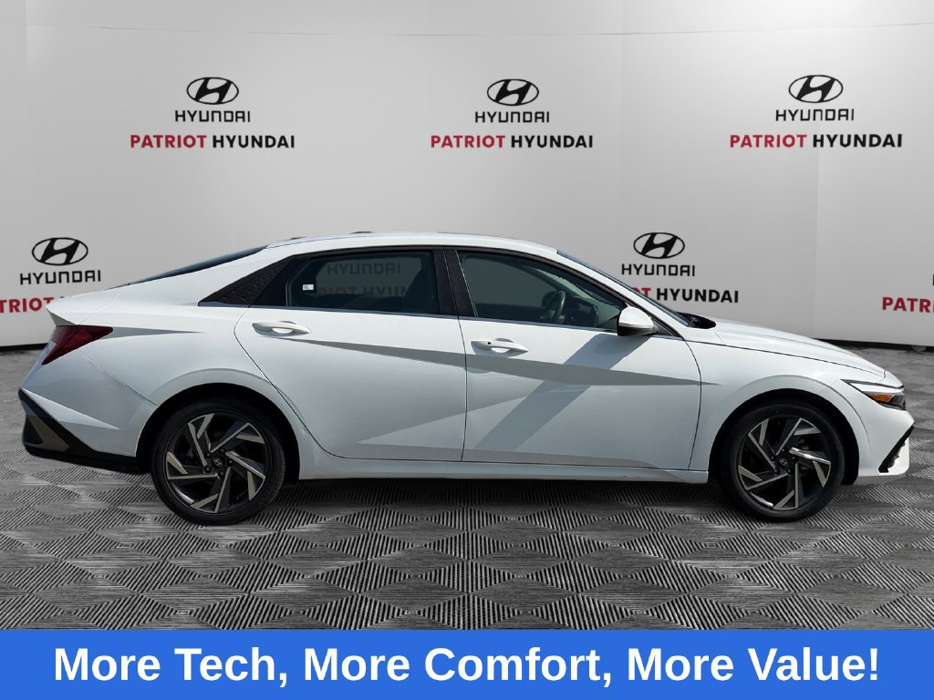 Used 2025 Hyundai Elantra SEL FWD image 2