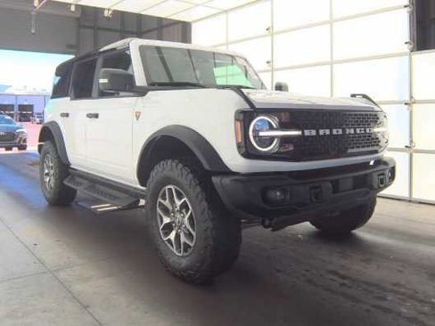 Used 2025 Ford Bronco Badlands image 3
