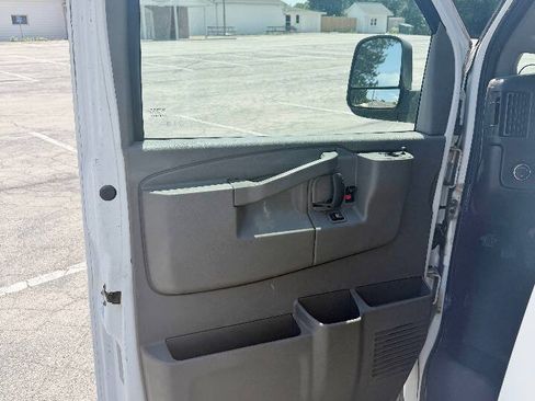 Used 2018 Chevrolet Express 2500 w/ Driver Convenience Package RWD image 9