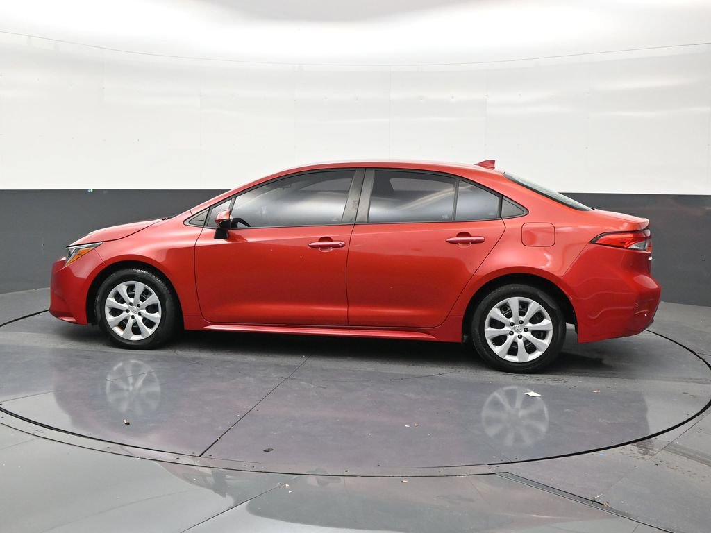 Used 2021 Toyota Corolla LE FWD image 2