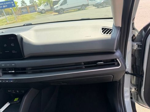 Used 2025 Kia K4 LXS image 32