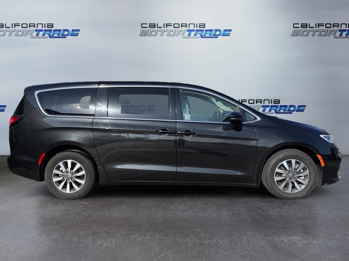 Used 2024 Chrysler Pacifica Limited FWD image 4