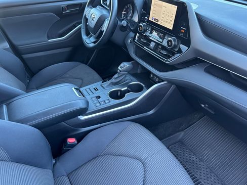 Used 2025 Toyota Highlander LE image 19