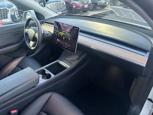 Used 2022 Tesla Model Y Long Range image 22