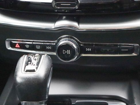 Used 2019 Volvo XC60 T5 Momentum w/ Multimedia Package image 23