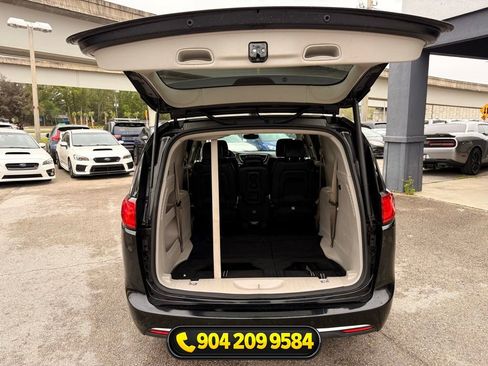 Used 2019 Chrysler Pacifica Touring-L FWD image 28