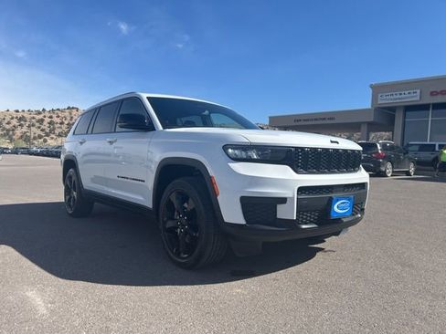Used 2023 Jeep Grand Cherokee L Laredo image 30